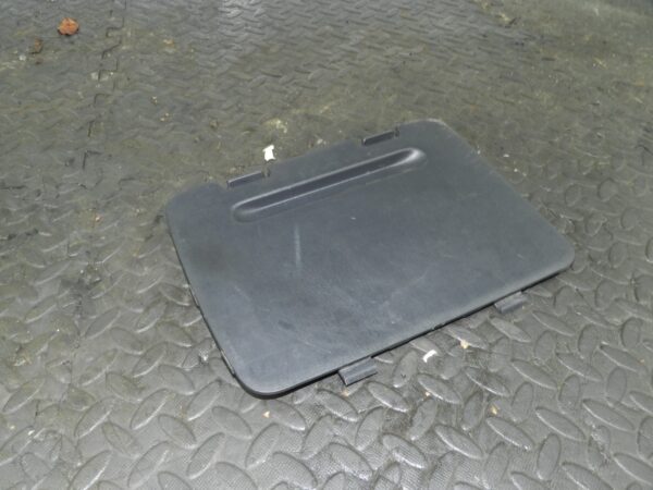 (145) 2003 TOYOTA RAV 4 MK2. STORAGE ACCESS AREA COVER LID
