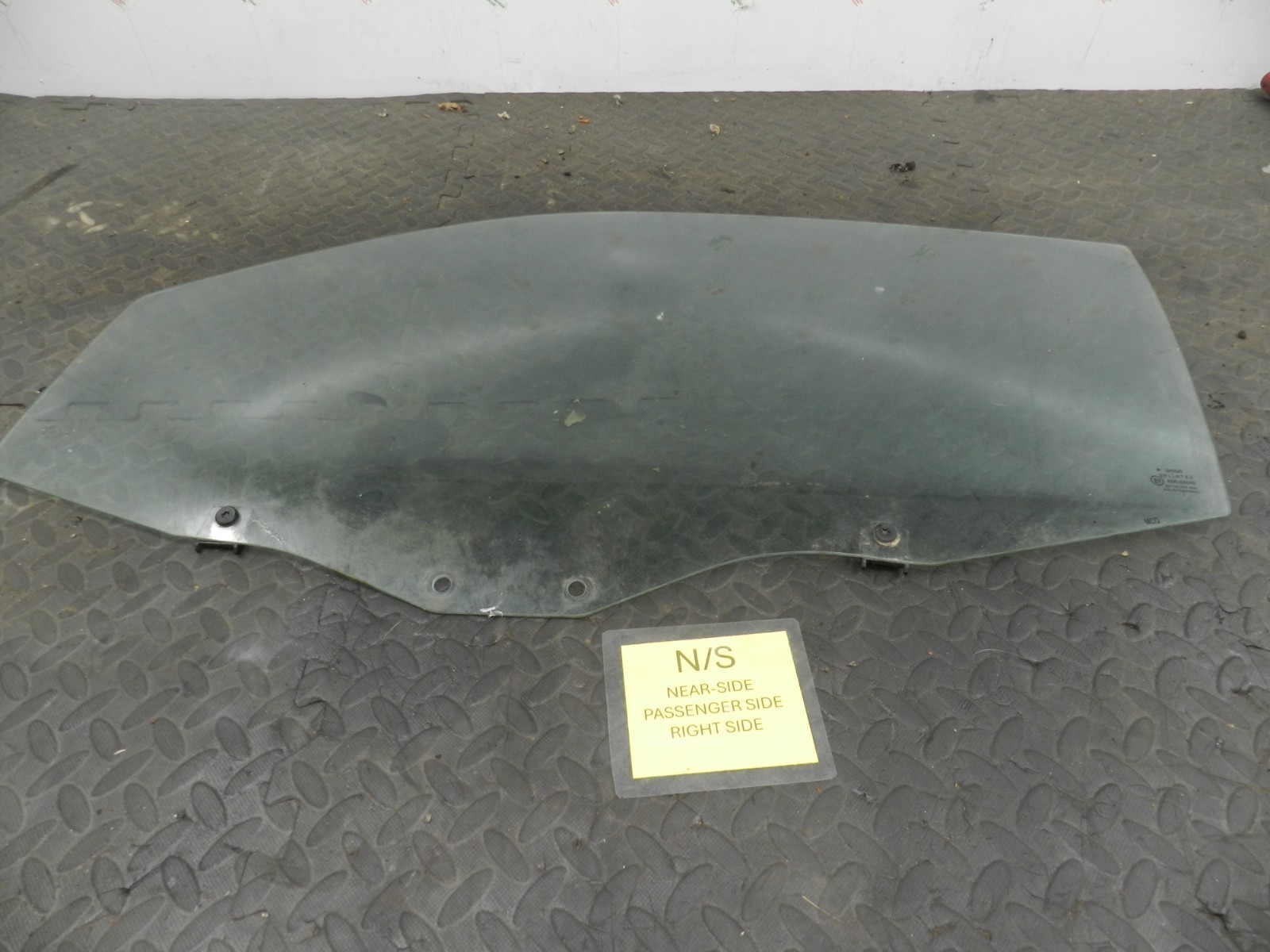 158. 2002 SMART FORTWO 450 CONVERTIBLE. PASSENGER SIDE WINDOW GLASS - Image 2