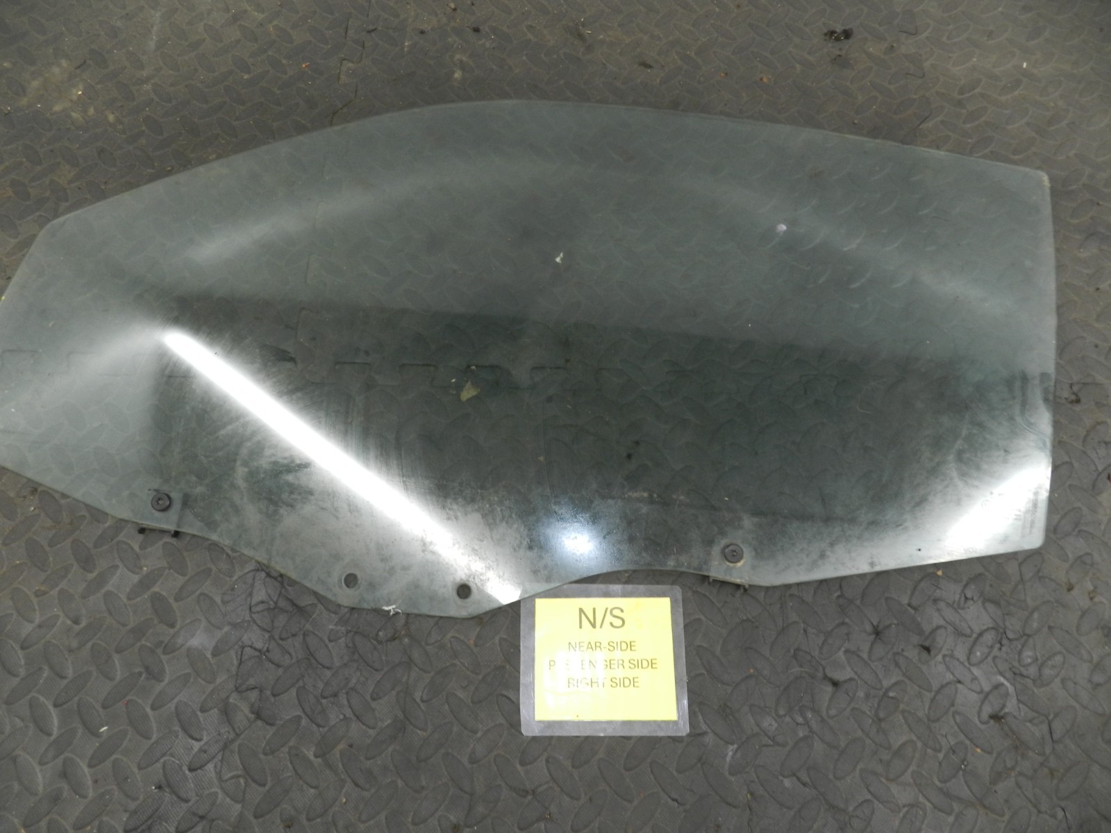 158. 2002 SMART FORTWO 450 CONVERTIBLE. PASSENGER SIDE WINDOW GLASS - Image 3