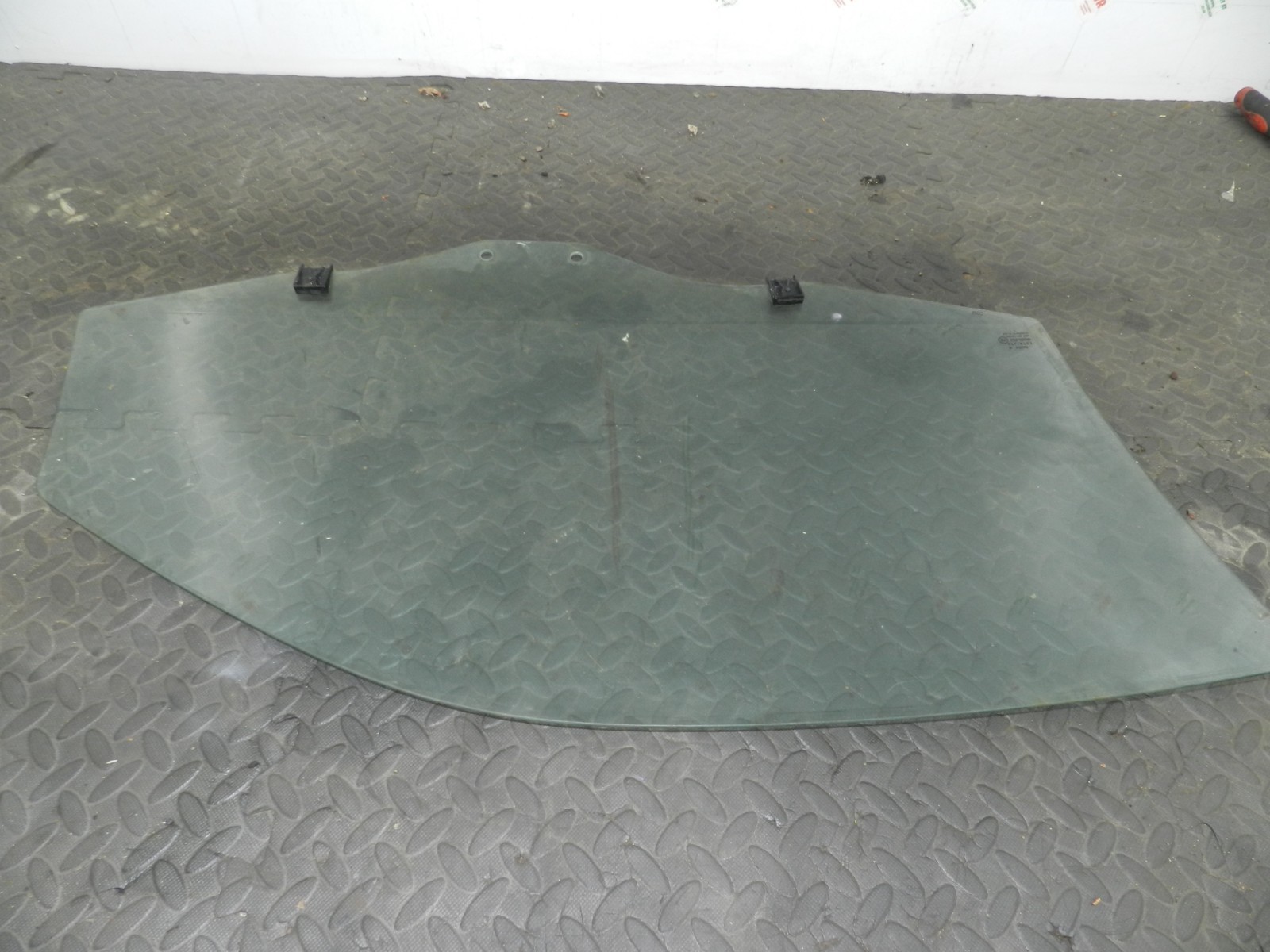 158. 2002 SMART FORTWO 450 CONVERTIBLE. PASSENGER SIDE WINDOW GLASS - Image 5