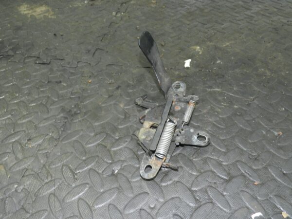(145) 2003 TOYOTA RAV 4 MK2. BONNET LATCH CATCH