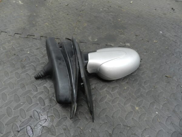 158. 2002 SMART FORTWO 450 CONVERTIBLE. DRIVER SIDE WING MIRROR IN SILVER - Image 2