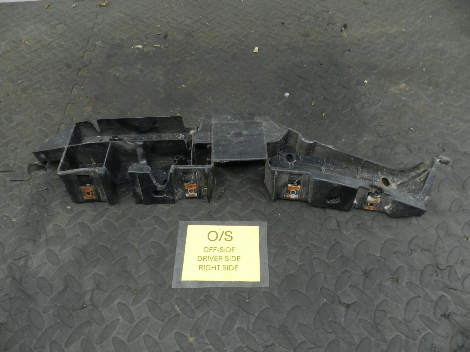 158. 2002 SMART FORTWO 450 CONVERTIBLE. DRIVER SIDE BUMPER FRAME SUPPORT MOUNT