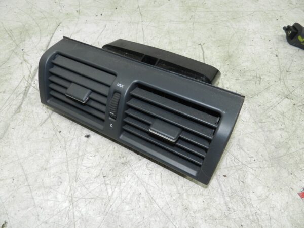 (141) MERCEDES E CLASS SALOON W210. DOUBLE AIR VENTS