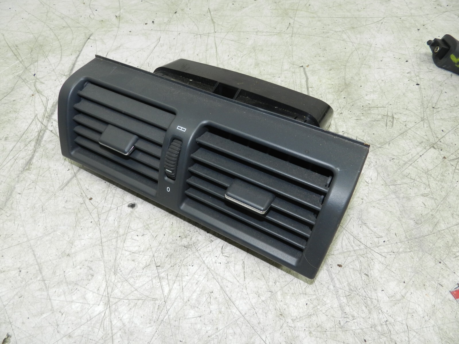 (141) MERCEDES E CLASS SALOON W210. DOUBLE AIR VENTS
