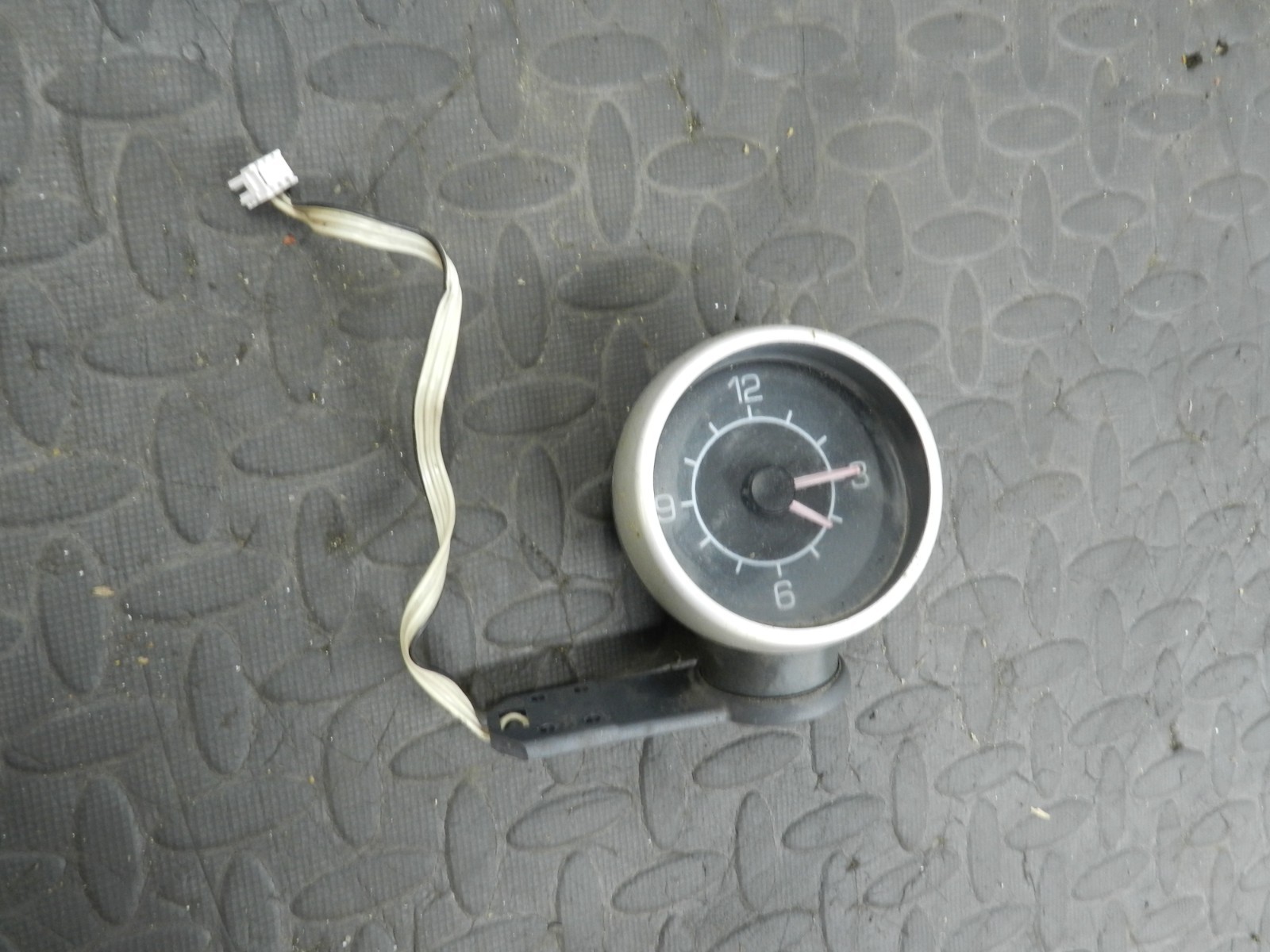 158. 2002 SMART FORTWO 450 CONVERTIBLE. ANALOGUE CLOCK