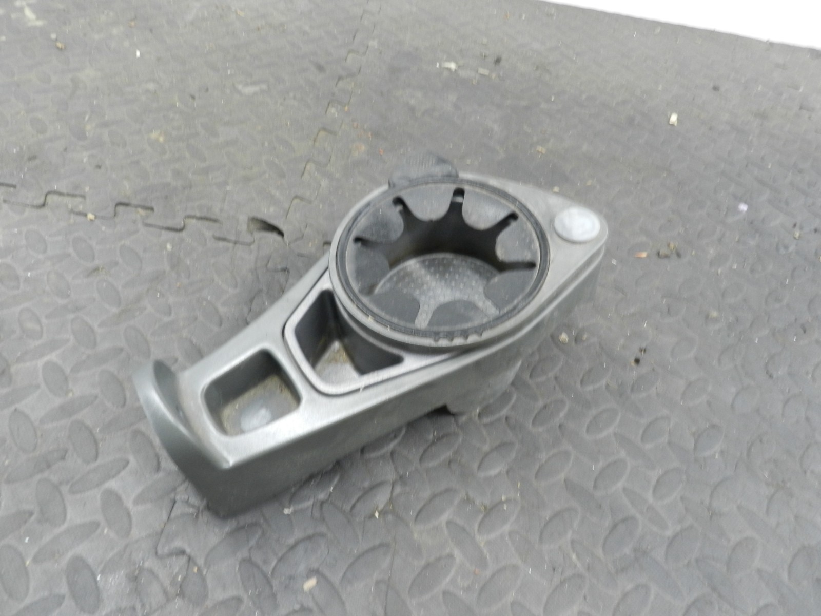 158. 2002 SMART FORTWO 450 CONVERTIBLE. CENTRE CONSOLE CUP HOLDER