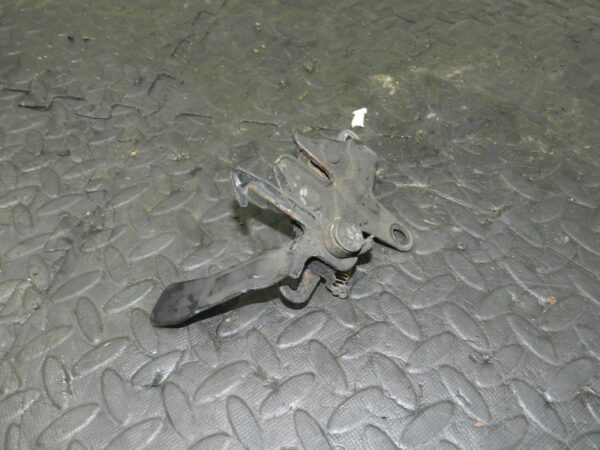 (145) 2003 TOYOTA RAV 4 MK2. BONNET LATCH CATCH - Image 2