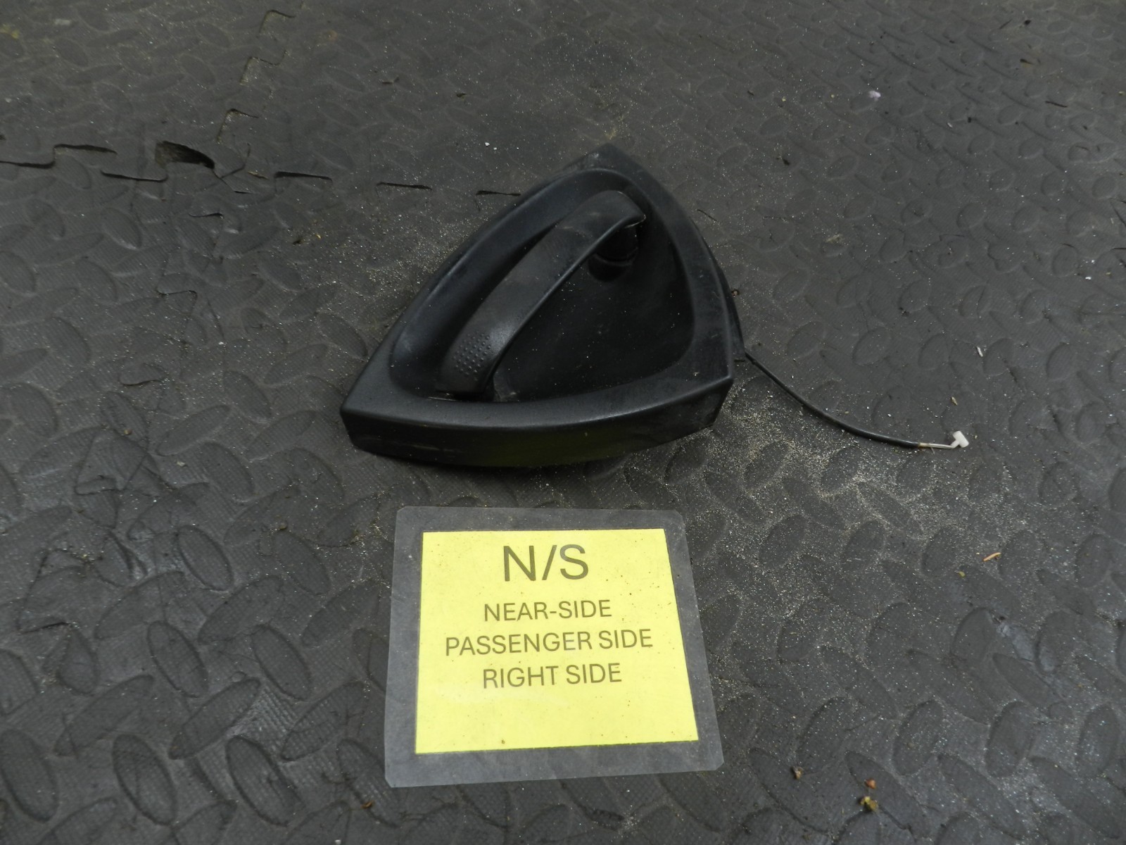 158. 2002 SMART FORTWO 450 CONVERTIBLE. PASSENGER SIDE DOOR HANDLE