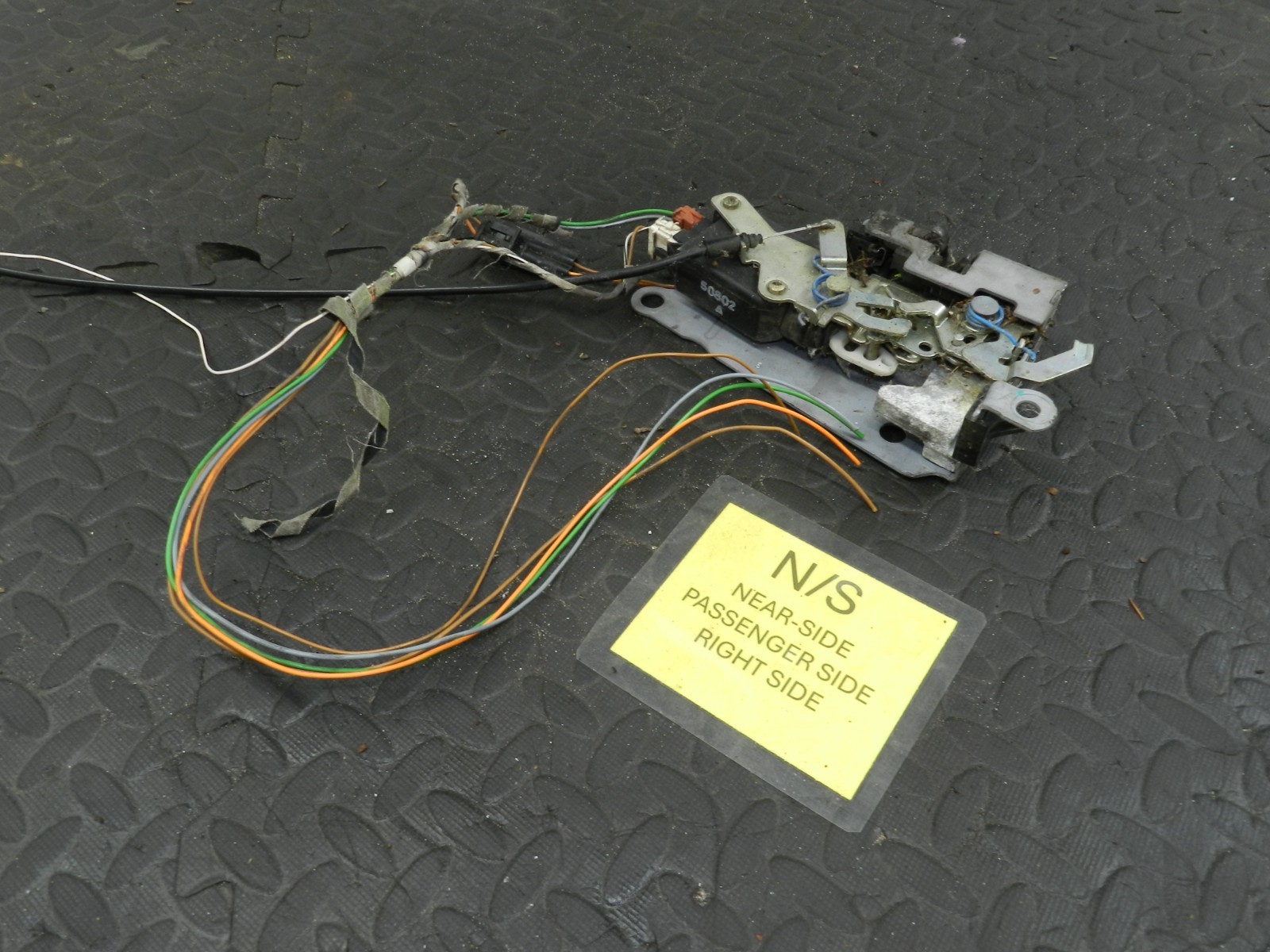 158. 2002 SMART FORTWO 450 CONVERTIBLE. PASSENGER SIDE DOOR LOCK MECHANISM MOTOR