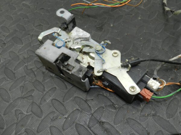 158. 2002 SMART FORTWO 450 CONVERTIBLE. PASSENGER SIDE DOOR LOCK MECHANISM MOTOR - Image 2
