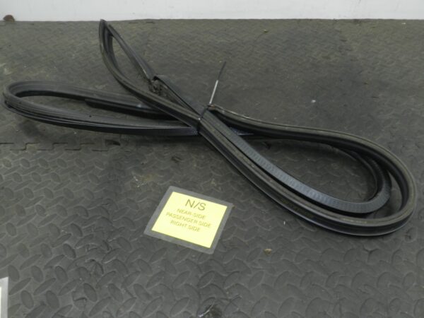 (160) 2000 AUDI TT QUATTRO 8N. PASSENGER SIDE RUBBER DOOR SEAL
