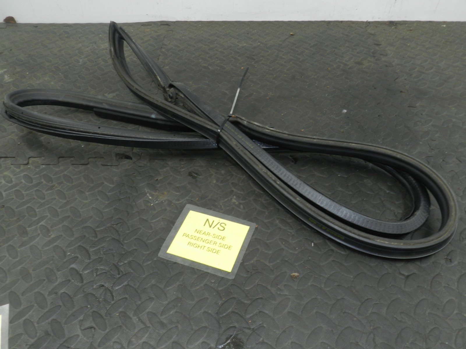 (160) 2000 AUDI TT QUATTRO 8N. PASSENGER SIDE RUBBER DOOR SEAL