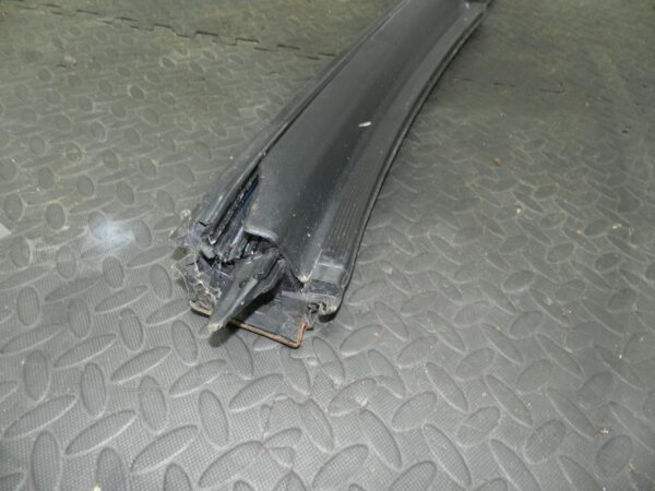 158. 2002 SMART FORTWO 450 CONVERTIBLE. PASSENGER SIDE ROOF PANEL FRAME BAR - Image 4