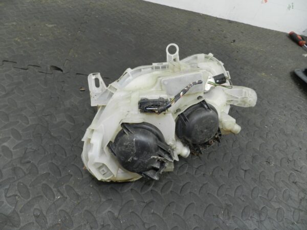 158. 2002 SMART FORTWO 450 CONVERTIBLE. DRIVER SIDE HEAD LIGHT - Image 2