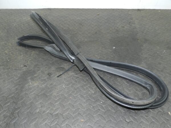 (160) 2000 AUDI TT QUATTRO 8N. PASSENGER SIDE RUBBER DOOR SEAL - Image 2