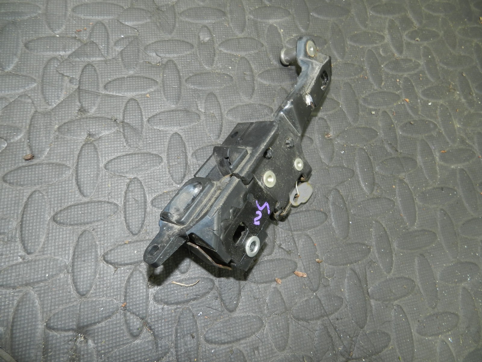 158. 2002 SMART FORTWO 450 CONVERTIBLE. PASSENGER SIDE CONVERTIBLE ROOF LATCH - Image 2