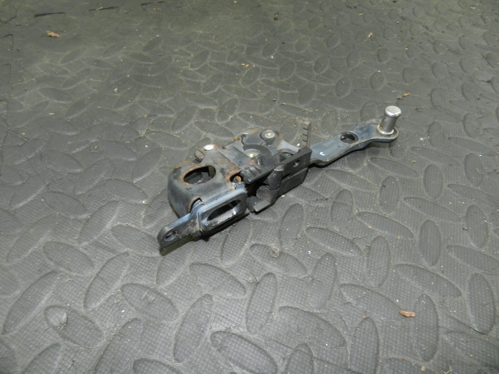 158. 2002 SMART FORTWO 450 CONVERTIBLE. PASSENGER SIDE CONVERTIBLE ROOF LATCH - Image 3