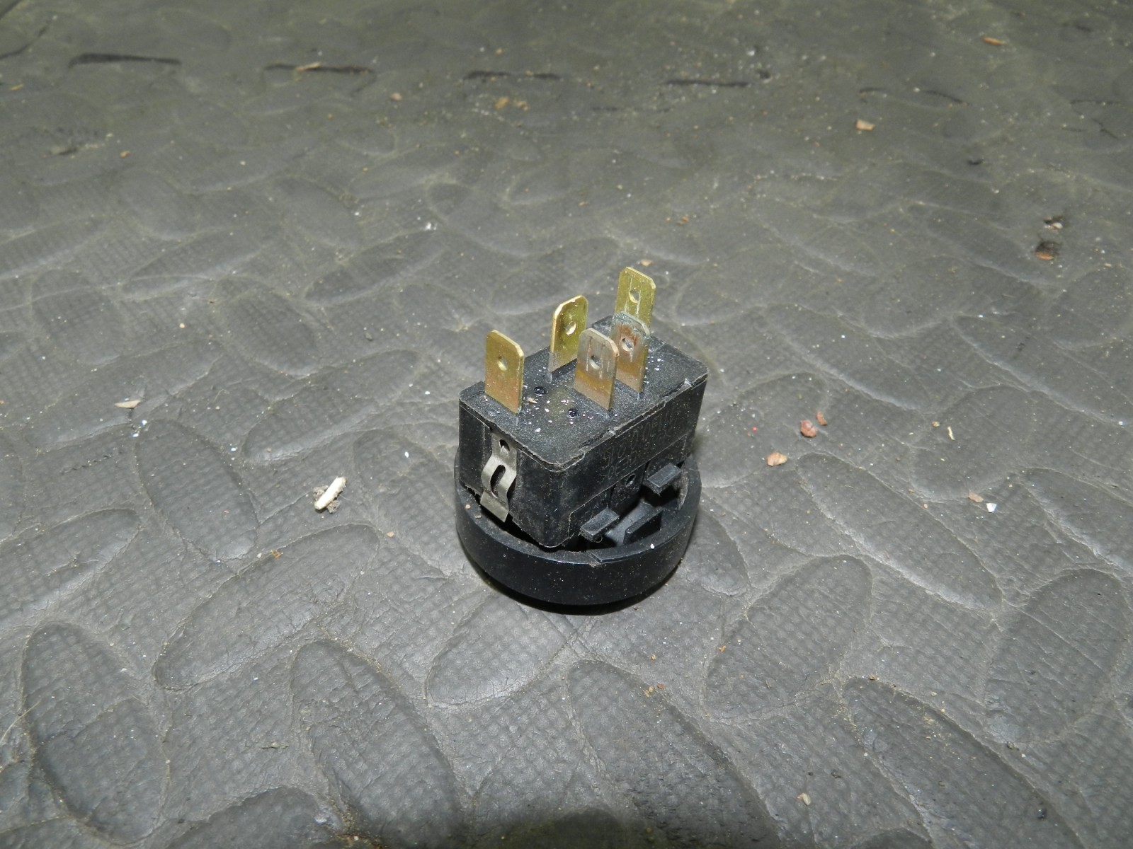 158. 2002 SMART FORTWO 450 CONVERTIBLE. DRIVER SIDE WINDOW SWITCH 111300215 - Image 2