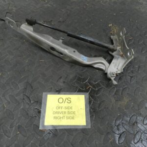 107. 2007 VOLVO S80 D5. DRIVER SIDE BONNET HINGE WITH GAS STRUT