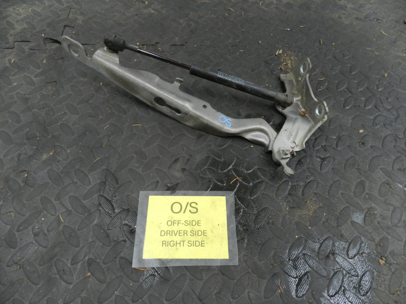 107. 2007 VOLVO S80 D5. DRIVER SIDE BONNET HINGE WITH GAS STRUT