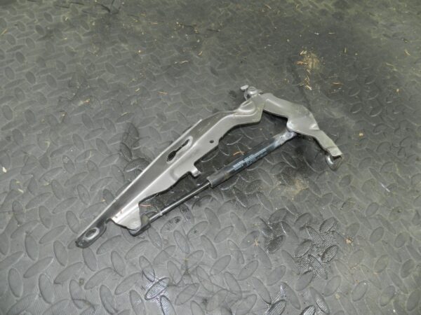 107. 2007 VOLVO S80 D5. DRIVER SIDE BONNET HINGE WITH GAS STRUT - Image 2