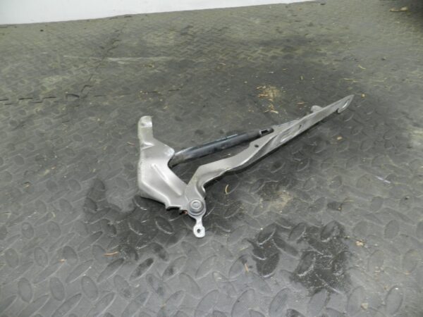 107. 2007 VOLVO S80 D5. DRIVER SIDE BONNET HINGE WITH GAS STRUT - Image 3