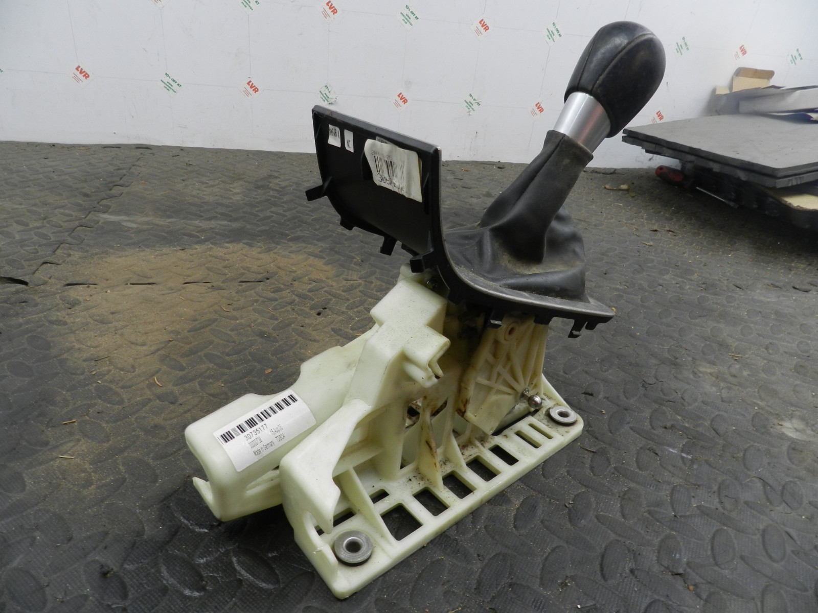 107. 2007 VOLVO S80 D5. 6 SPEED GEAR SELECTOR AND SURROUND - Image 2