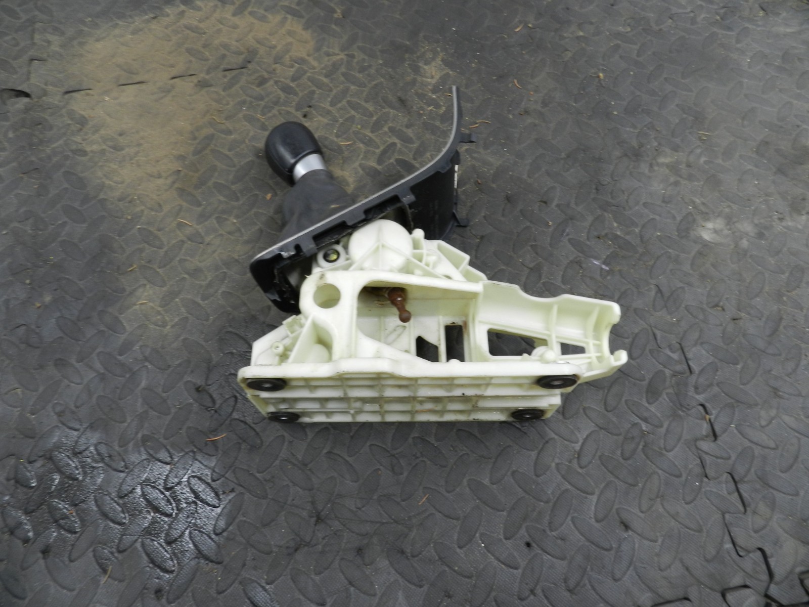 107. 2007 VOLVO S80 D5. 6 SPEED GEAR SELECTOR AND SURROUND - Image 3