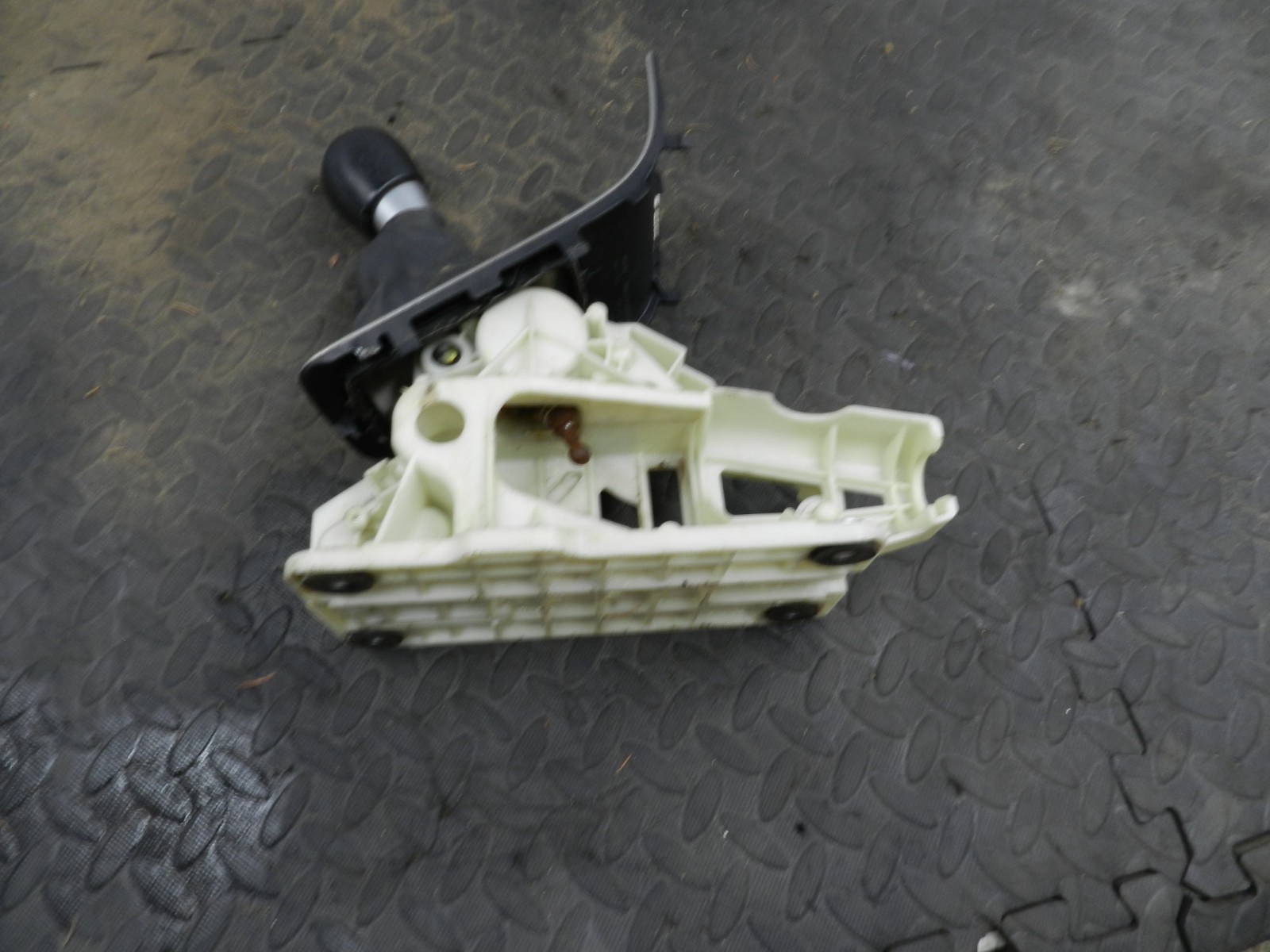 107. 2007 VOLVO S80 D5. 6 SPEED GEAR SELECTOR AND SURROUND - Image 4