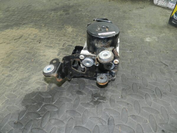107. 2007 VOLVO S80 D5. ABS PUMP