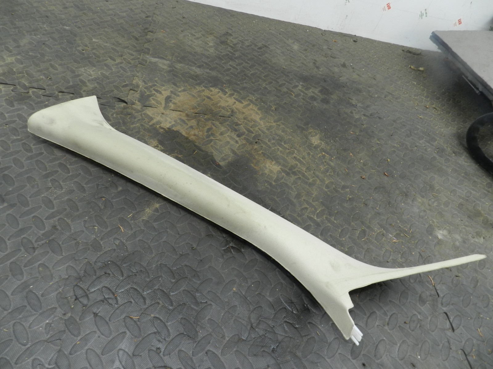 107. 2007 VOLVO S80 D5. PASSENGER SIDE A PILLAR TRIM