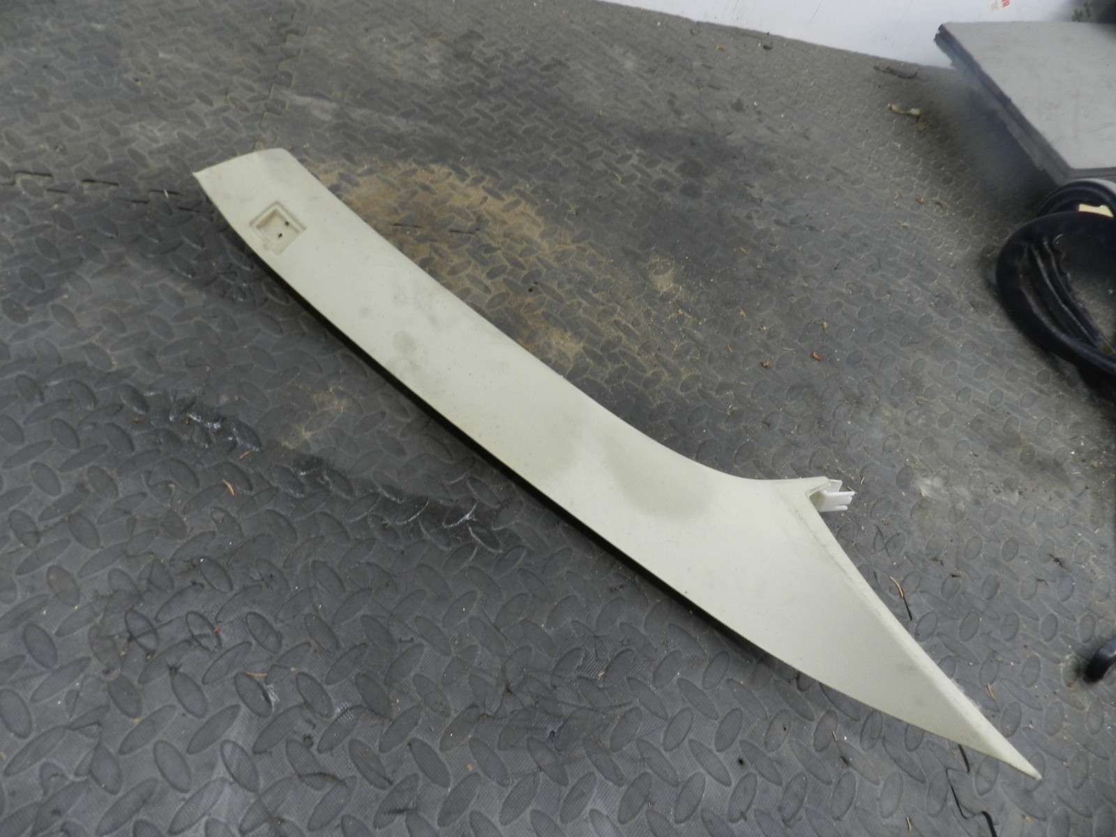 107. 2007 VOLVO S80 D5. DRIVER SIDE A PILLAR TRIM