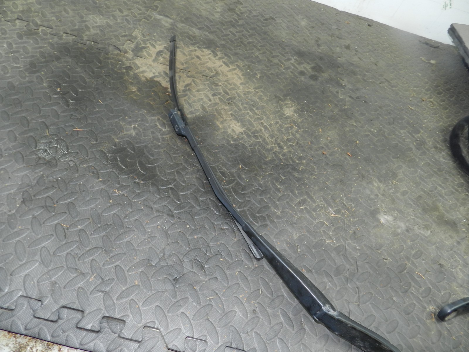 107. 2007 VOLVO S80 D5. WIPER ARM DRIVER SIDE