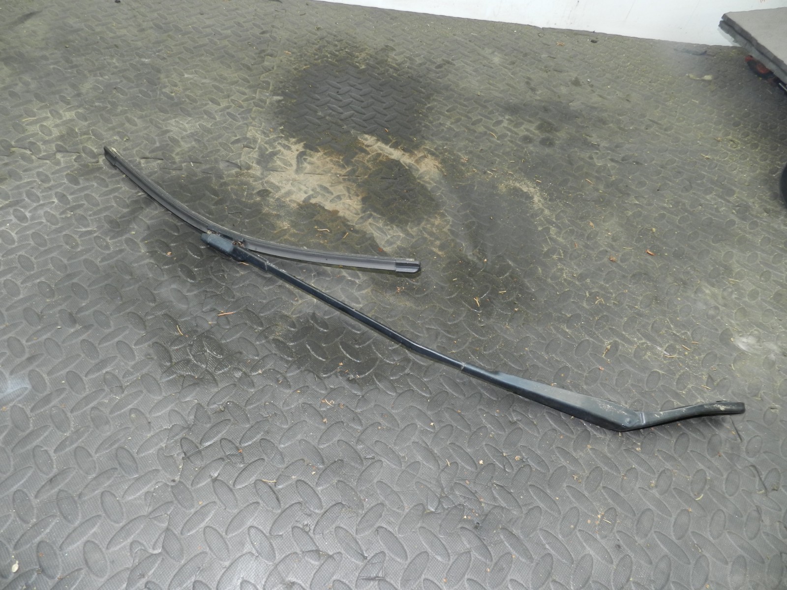 107. 2007 VOLVO S80 D5. WIPER ARM PASSENGER SIDE