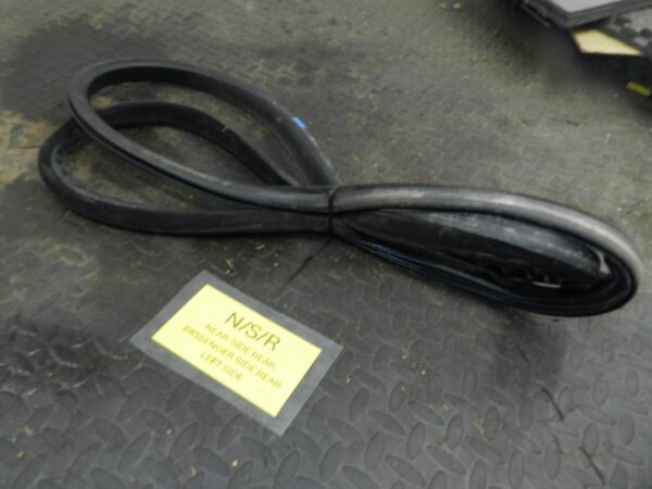 107. 2007 VOLVO S80 D5. PASSENGER SIDE REAR RUBBER DOOR SEAL