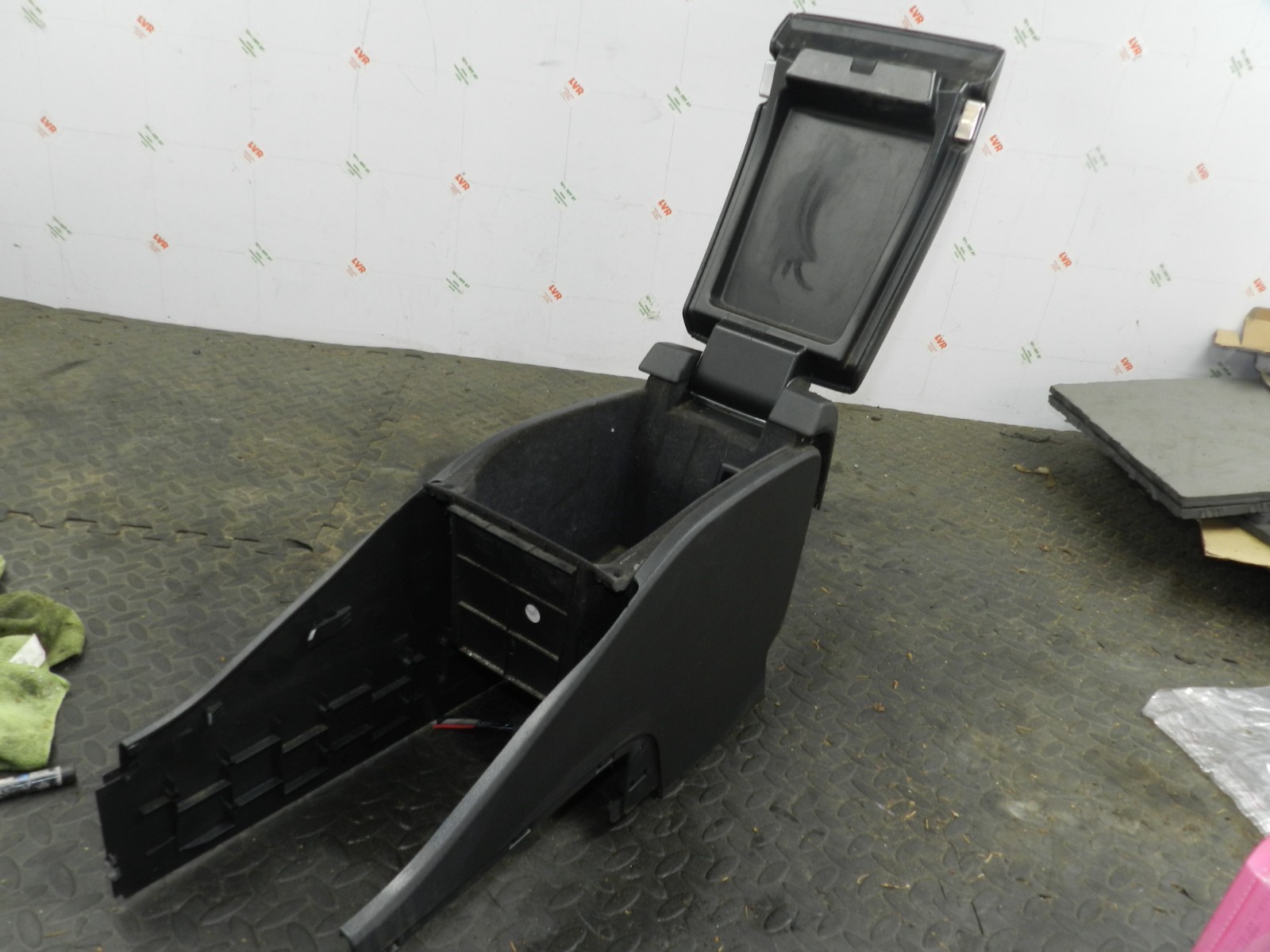 107. 2007 VOLVO S80 D5. CENTRE CONSOLE FRAME WITH ARM REST