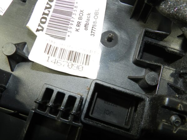 107. 2007 VOLVO S80 D5. CENTRE CONSOLE FRAME WITH ARM REST - Image 5