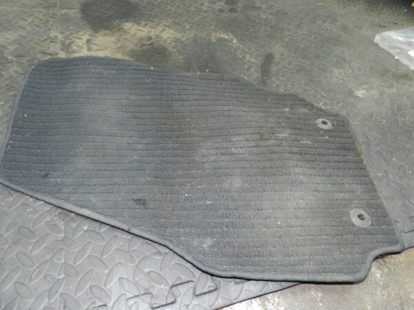 107. 2007 VOLVO S80 D5. FLOOR MAT
