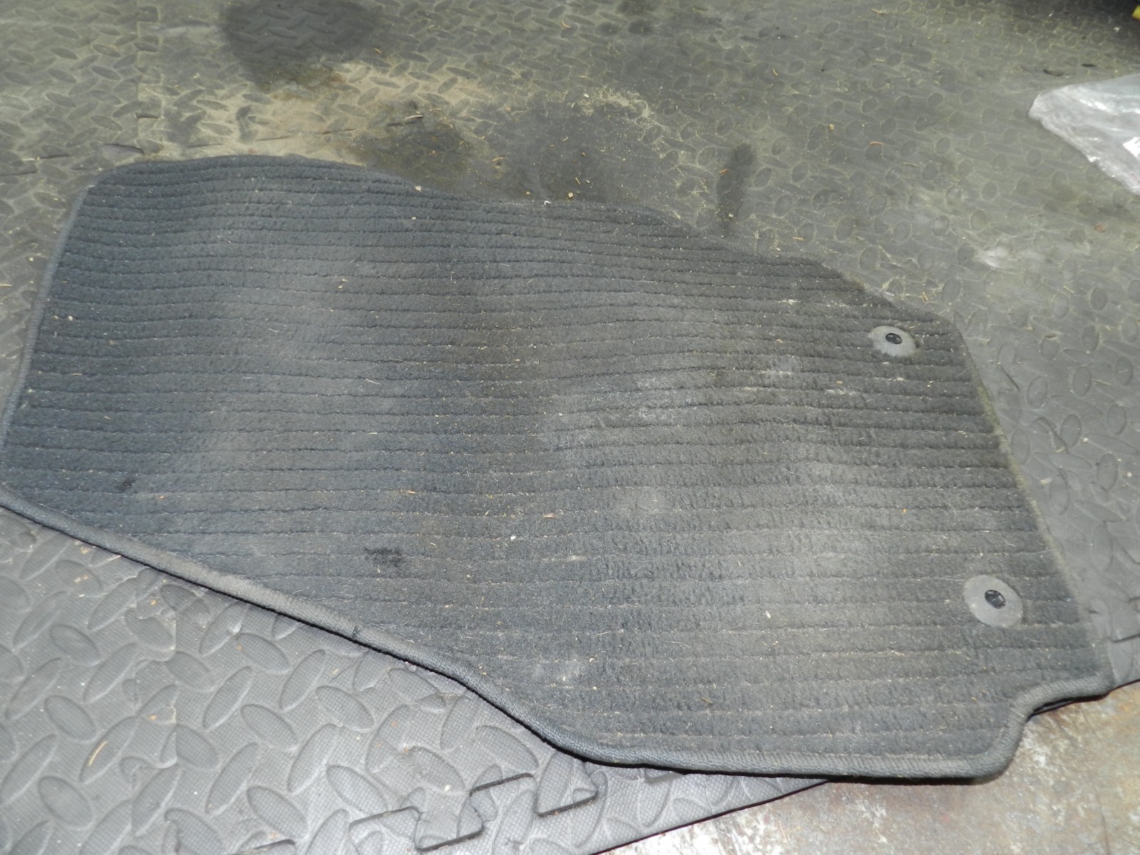 107. 2007 VOLVO S80 D5. FLOOR MAT