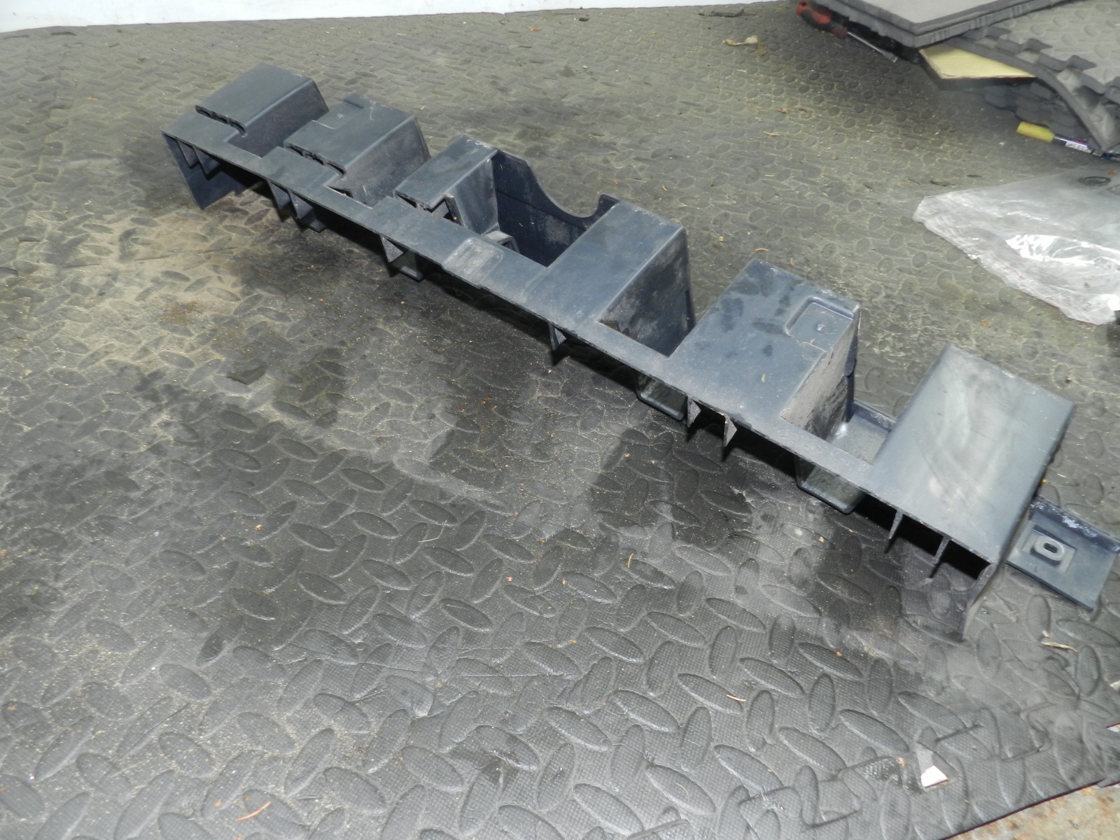 107. 2007 VOLVO S80 D5. BUMPER SUPPORT FRAME REAR