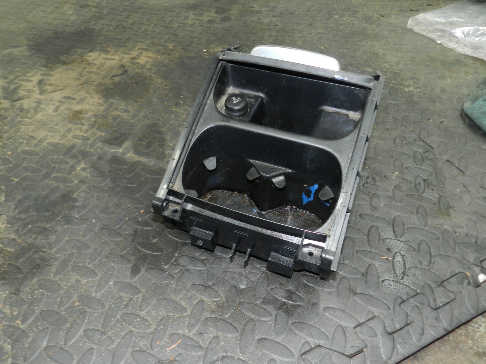 107. 2007 VOLVO S80 D5. CENTRE CONSOLE CUP HOLDER 12V SOCKET