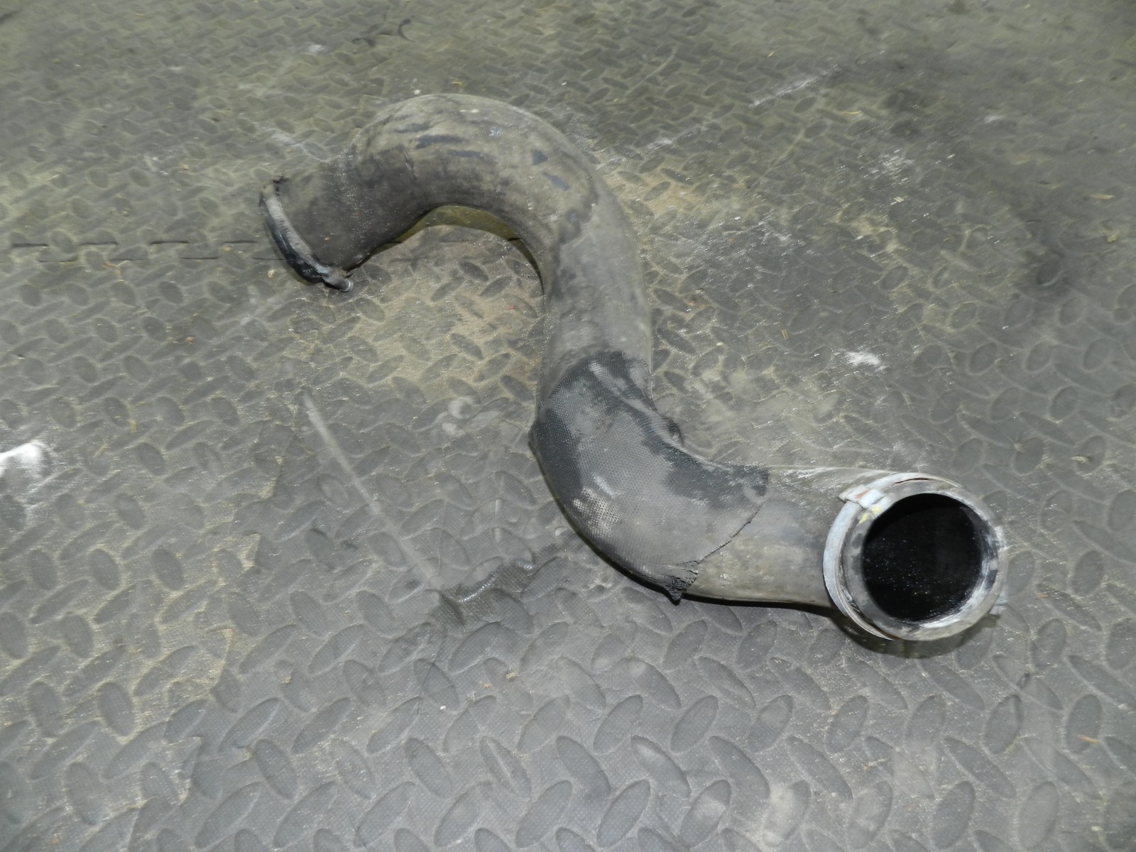 107. 2007 VOLVO S80 D5. BOOST INTER COOLER PIPE