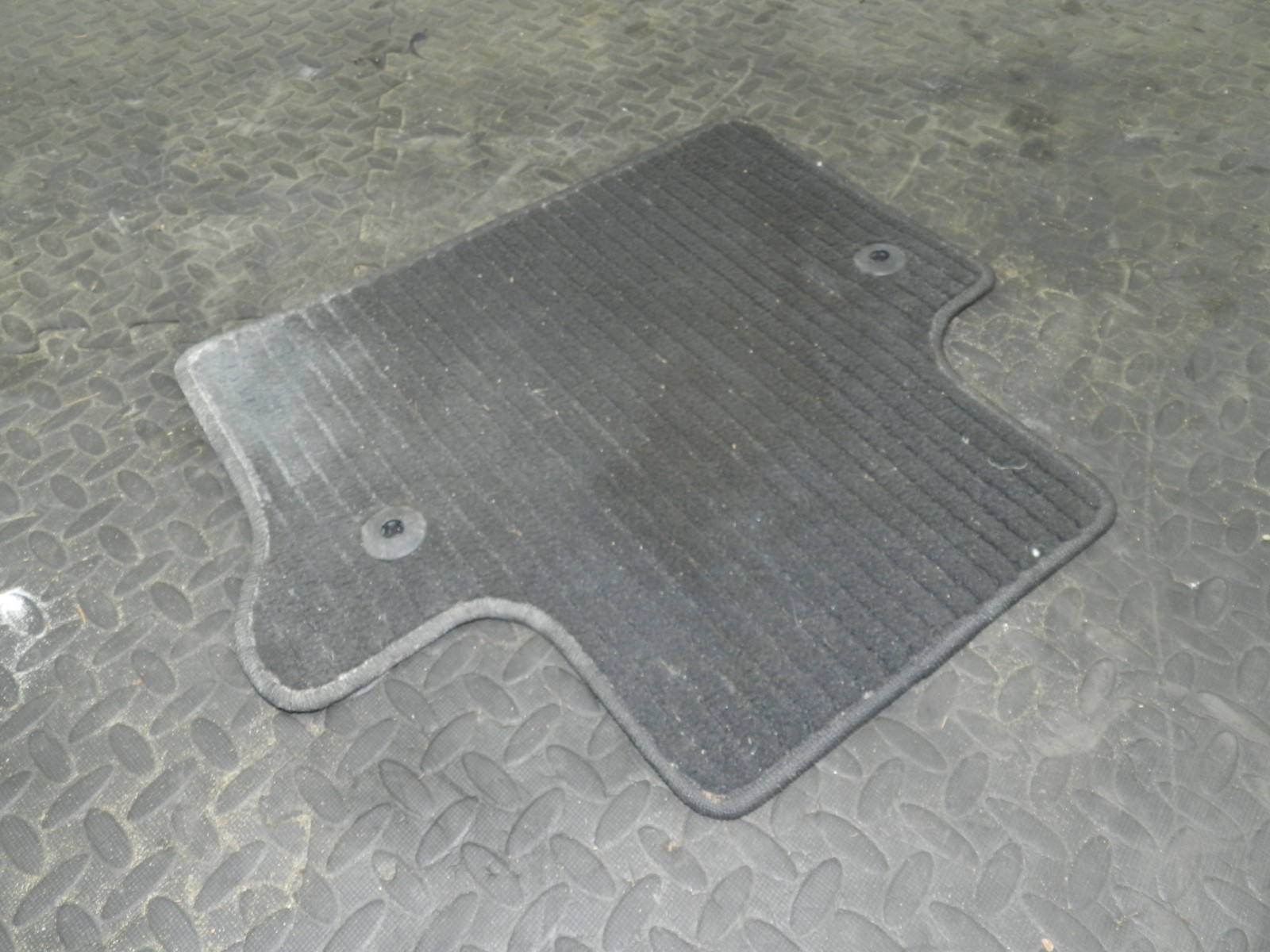 107. 2007 VOLVO S80 D5. FLOOR MAT