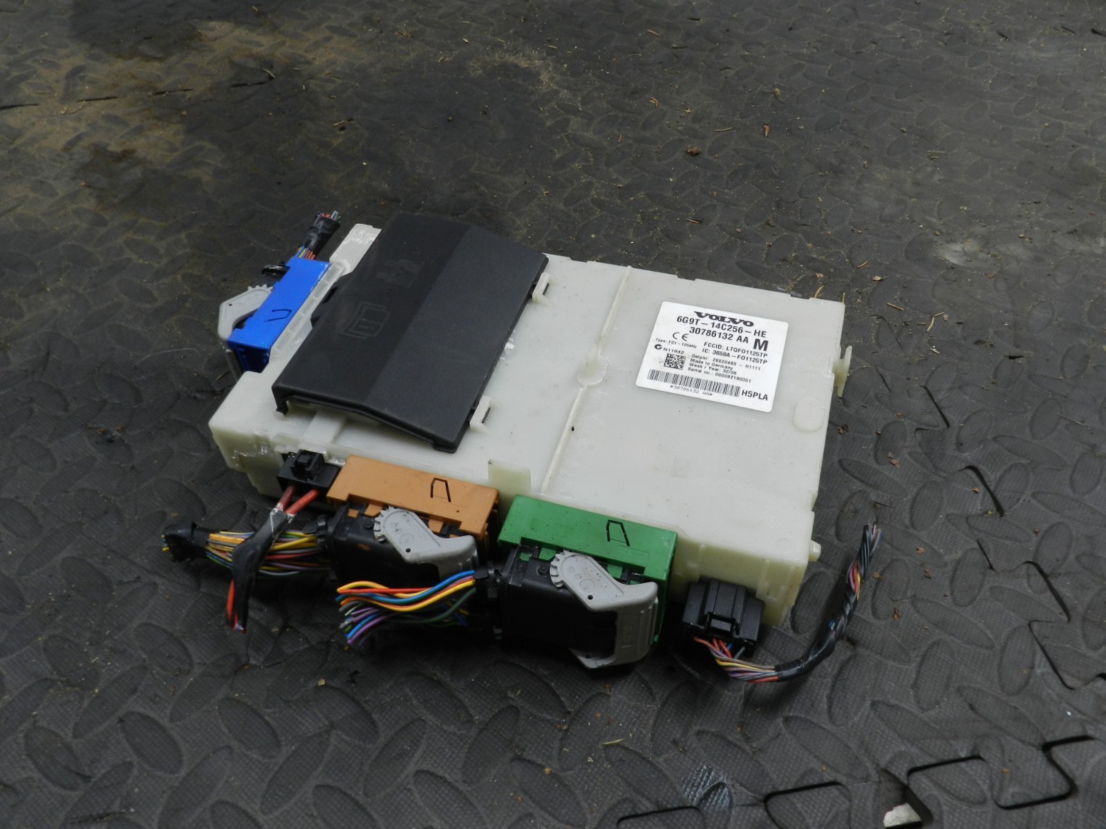 107. 2007 VOLVO S80 D5. 6G9T-14C256-HE FUSE BOX MODULE BCM