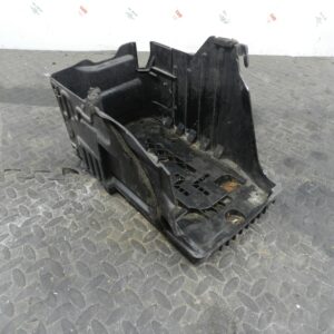 107. 2007 VOLVO S80 D5. BATTERY TRAY