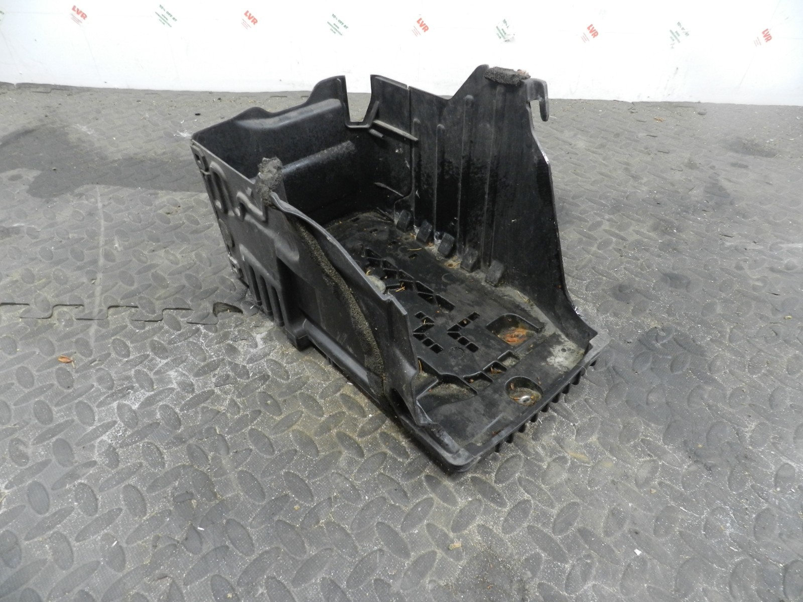 107. 2007 VOLVO S80 D5. BATTERY TRAY