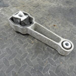 107. 2007 VOLVO S80 D5. LOWER ENGINE MOUNT DOG BONE