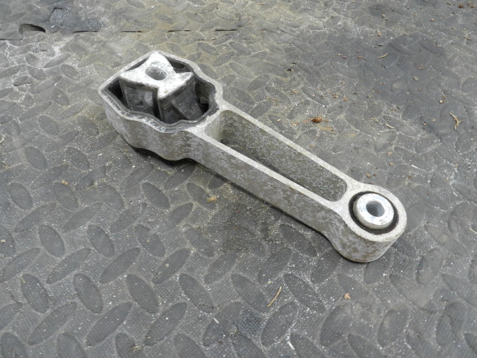 107. 2007 VOLVO S80 D5. LOWER ENGINE MOUNT DOG BONE