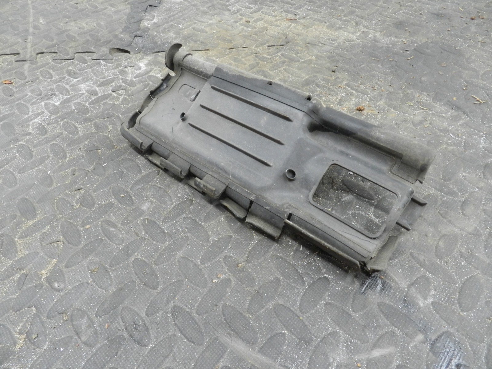 107. 2007 VOLVO S80 D5. RADIATOR FRAME
